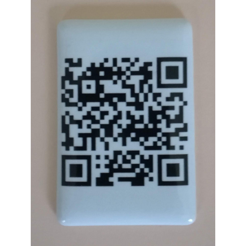 A stylish image of Ploščica s QR kodo, pravokotna, featuring Ploščica s QR kodo, pravokotna, available at Porzellanfoto Hemp.