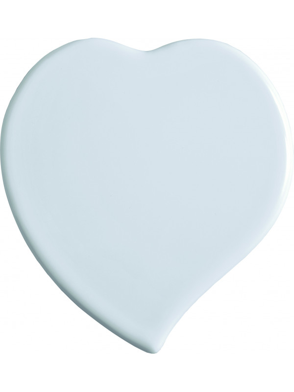 Flat, pointed heart facing right